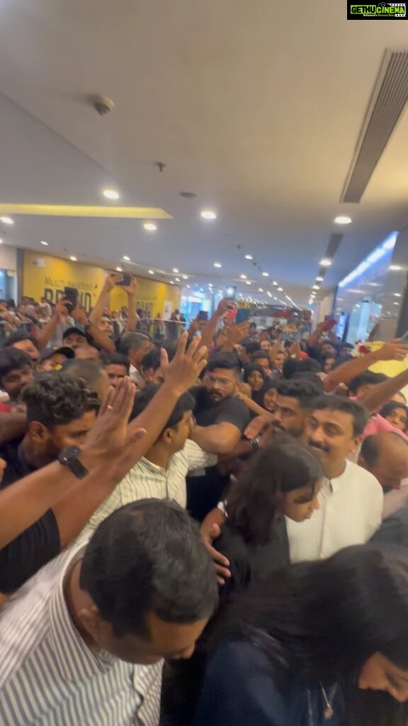 Navya Nair Instagram - Thank you calicut for the love .. amazing crowd .. such lovely people .. Hilite mall calicut .. inaugurating @zavodila_jewellery .. #gratitude #peopleslove #godisgreat #postivity #onlypositivity #hardworkpays #noshortcuttosuccess