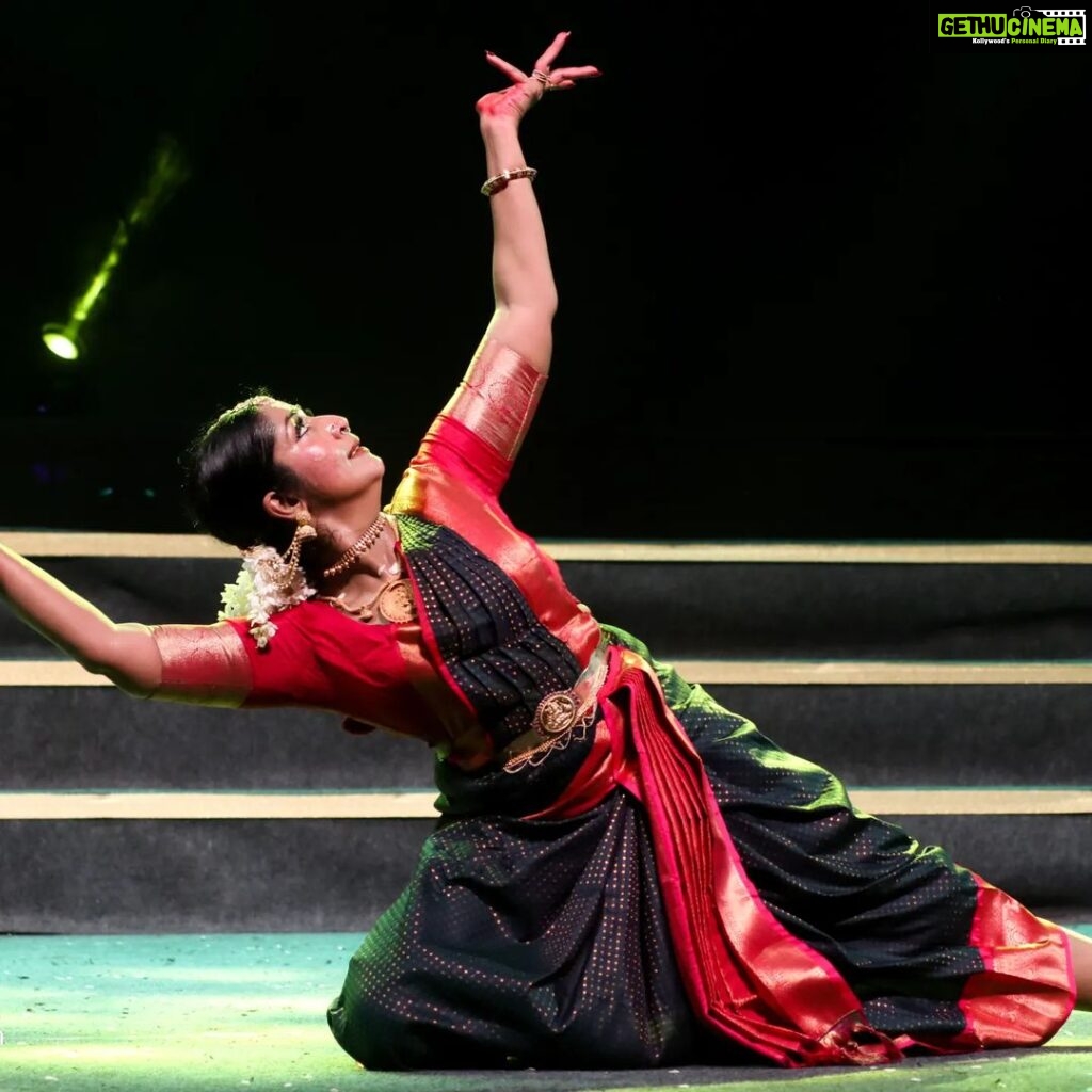 Navya Nair Instagram - Pics from recent show at trivandrum ... @regattatvm at 50 . Thank you Regatta Girija teacher .. Pic by @rajesh_uddiran.. Vocal @bhagya_92 Mridangam @prabaljithkb Veena @dharma_theerthan Nattuvangam @kalamandalamkarthika Flute @vinodchandramenon Make up @rajeev #performers #bharatanatyam #stage #lovefordance #tanjavurbani #happiness
