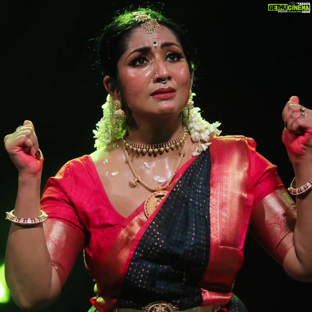 Navya Nair Instagram - Pics from recent show at trivandrum ... @regattatvm at 50 . Thank you Regatta Girija teacher .. Pic by @rajesh_uddiran.. Vocal @bhagya_92 Mridangam @prabaljithkb Veena @dharma_theerthan Nattuvangam @kalamandalamkarthika Flute @vinodchandramenon Make up @rajeev #performers #bharatanatyam #stage #lovefordance #tanjavurbani #happiness