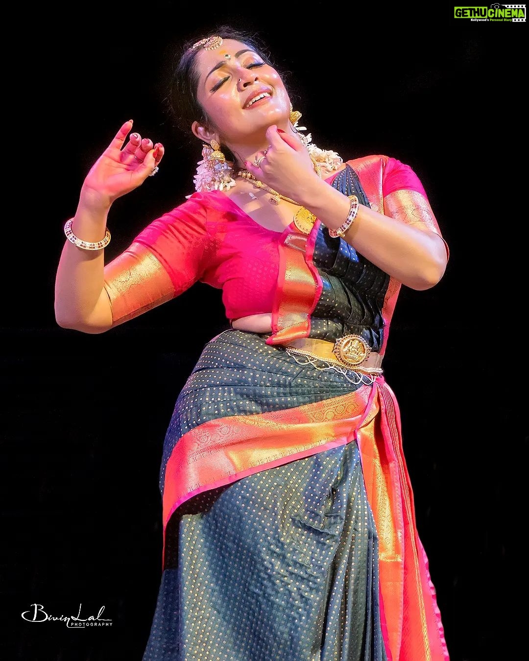 Navya Nair Instagram - Bharatanatyam recital presented by @navyanair143 as part of REGATTA Golden Jubilee Festival @ Nishagandhi Auditorium on 28-12-2022. #bharatanatyam #bharatanatyamdance #bharatanatyamdancer #bharatanatyamperformance #bharatanatyamlove #bharatanatyamdancers #bharatanatyamphotography #bharatanatyamdancersofinstagram #indianclassicdance #bivinlal #bivinlalphotography #REGATTA #NAVYA #navya #navyanair
