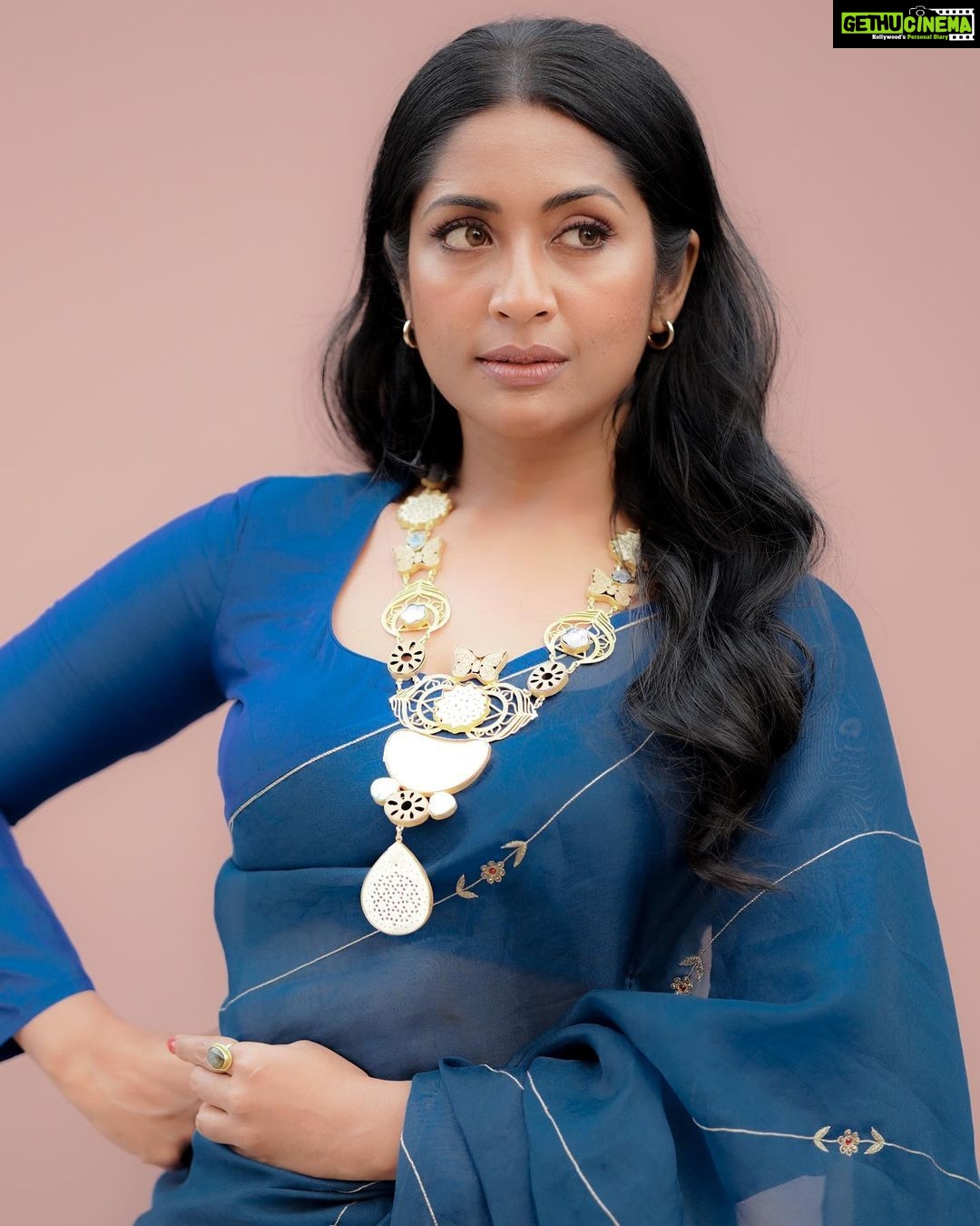 Navya Nair Instagram - Bleu. Styled @rn.rakhi MUA @makeupby_nami_ Sari @ektha.prescilajosephchungath Blouse @padmanidhi_the_blouse_boutiqu Jewellery @fuschiabyritu Photography @_mr_photoman_ @cameramanweddings_ Styling Assistant @susaaani_
