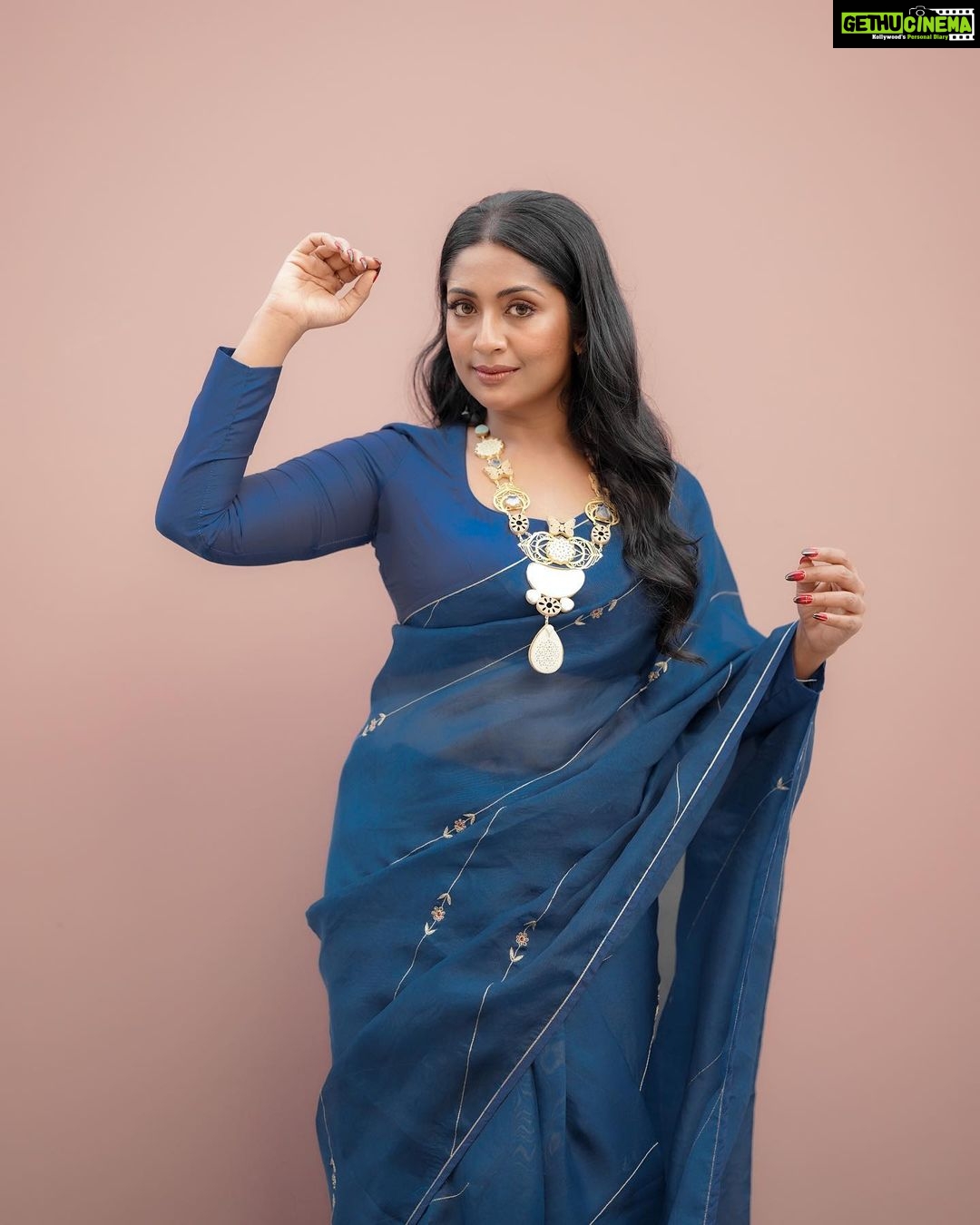 Navya Nair Instagram - Bleu. Styled @rn.rakhi MUA @makeupby_nami_ Sari @ektha.prescilajosephchungath Blouse @padmanidhi_the_blouse_boutiqu Jewellery @fuschiabyritu Photography @_mr_photoman_ @cameramanweddings_ Styling Assistant @susaaani_