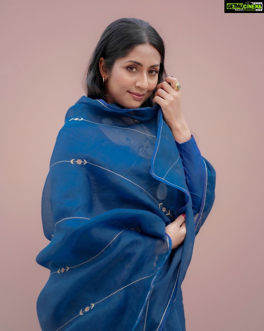 Navya Nair Instagram - Bleu. Styled @rn.rakhi MUA @makeupby_nami_ Sari @ektha.prescilajosephchungath Blouse @padmanidhi_the_blouse_boutiqu Jewellery @fuschiabyritu Photography @_mr_photoman_ @cameramanweddings_ Styling Assistant @susaaani_