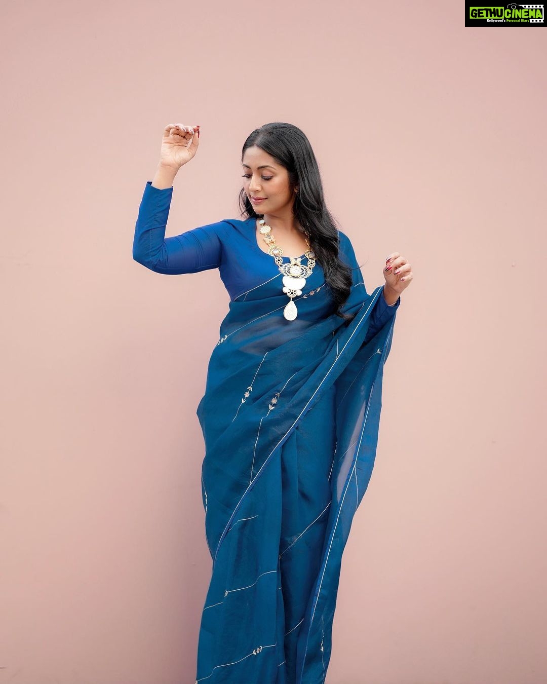 Navya Nair Instagram - Bleu. Styled @rn.rakhi MUA @makeupby_nami_ Sari @ektha.prescilajosephchungath Blouse @padmanidhi_the_blouse_boutiqu Jewellery @fuschiabyritu Photography @_mr_photoman_ @cameramanweddings_ Styling Assistant @susaaani_