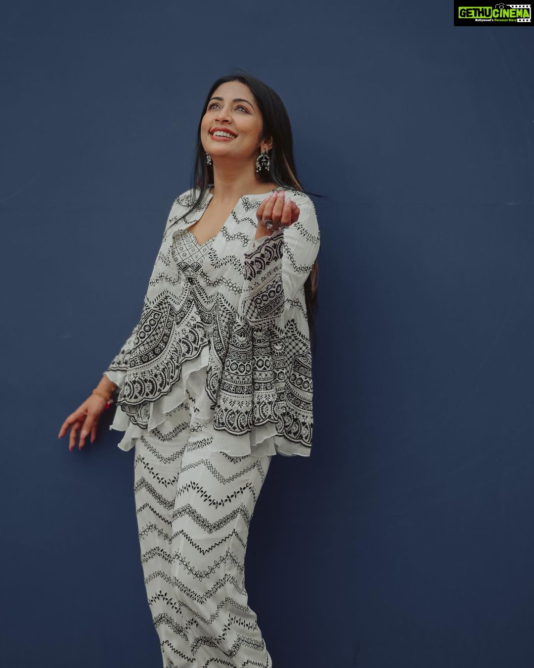 Navya Nair Instagram - She is a floating feather, in love with the wind… Styled @rn.rakhi Wearing @sonaliguptadesign Jewellery @adorebypriyanka . MUA @makeupby_nami_ Photography @_soul_views Styling assistant @susaaani_