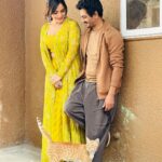 Nawazuddin Siddiqui Instagram - मैं, मेरी बिल्ली और वो । #jogirasararara @nehasharmaofficial @nakash_aziz @nikhitagandhiofficial