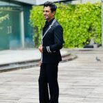 Nawazuddin Siddiqui Instagram - बेइज़्ज़ती में अगर दूसरे को भी शामिल कर लो तो आधी इज़्ज़त बच जाती है । - हरिशंकर परसाई Outfit by - @videshistudiobyabhishek Styled by - @jaya_bhatra