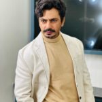 Nawazuddin Siddiqui Instagram - “I Love Desert and it’s incomparable sense of space” - Robyn Davidson Kuch nahi bro, registaan jaane ki soch raha tha lekin… Wardrobe - @nm_design_studio Styled By - @divyagupta_28 Hair & Make Up - @tado55 HM Assisted By - @sachi.agarwal