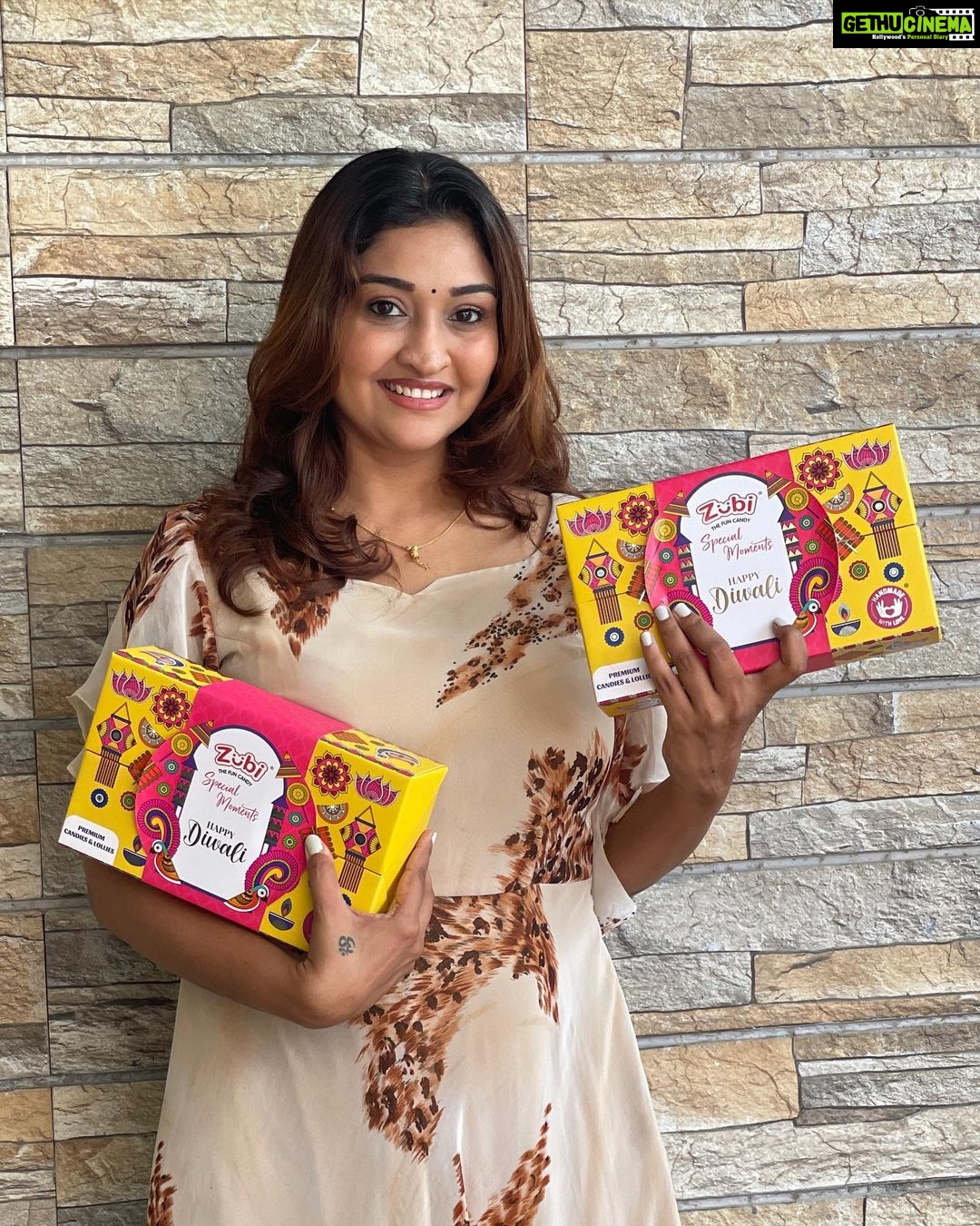Neelima Rani Instagram - It's that time of the year ☺️ when we eagerly look forward to expressing our heartfelt feelings, blessings, wishes and appreciation for our near and dear ones via gifts 🎁 This #Diwali, I feel elated that I have chosen 'Special Moments - Diwali Gift Box' from Zubi - The Fun Candy 🍭 🔺Zubi *Candies* 🍭 are enriched with Immunity Boosting *'VITAMIN C'* 🔺Proudly Handmade with *Love in INDIA* 😊 🔺It's a premium gift box that comes at an affordable price of RS - 599-/ only. Please check it out for yourself and share the joy of diwali with your loved ones with these sweet candies. Munh Meetha Karna! You can shop them on Amazon - https://amzn.to/3CNHzIr Link to Buy them Available on My Bio. #zubidiwali