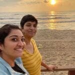 Neelima Rani Instagram – Yesss! We all shine like the Sun, the Moon and the stars! Here I am with a Star! @neelimaesai Elliot’s Beach