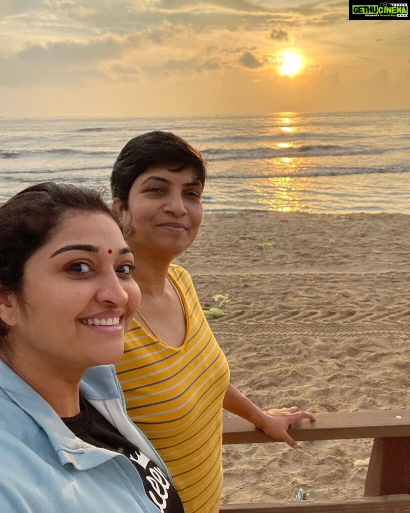 Neelima Rani Instagram - Yesss! We all shine like the Sun, the Moon and the stars! Here I am with a Star! @neelimaesai Elliot's Beach