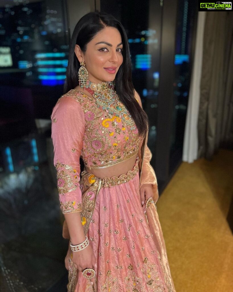 Neeru Bajwa Instagram - #melbourne ❤️ thank you for all your love… #blessed #humbled #grateful 🙏🏼 Special thanks to @simransethi010 for organizing such a beautiful event 🙏🏼 👗 @intrendzfashion_sukhjitkaur Jewellery @indiansecretsjewellery #hmua @neeturoyaltouchbeautysalon