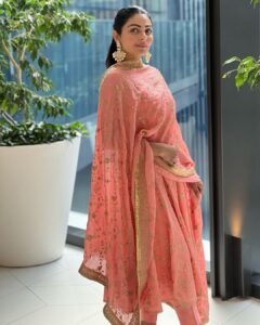 Neeru Bajwa Instagram - ❤️

👗 @aliwarofficial