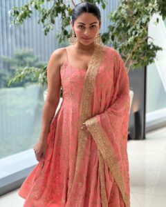 Neeru Bajwa Instagram - ❤️

👗 @aliwarofficial