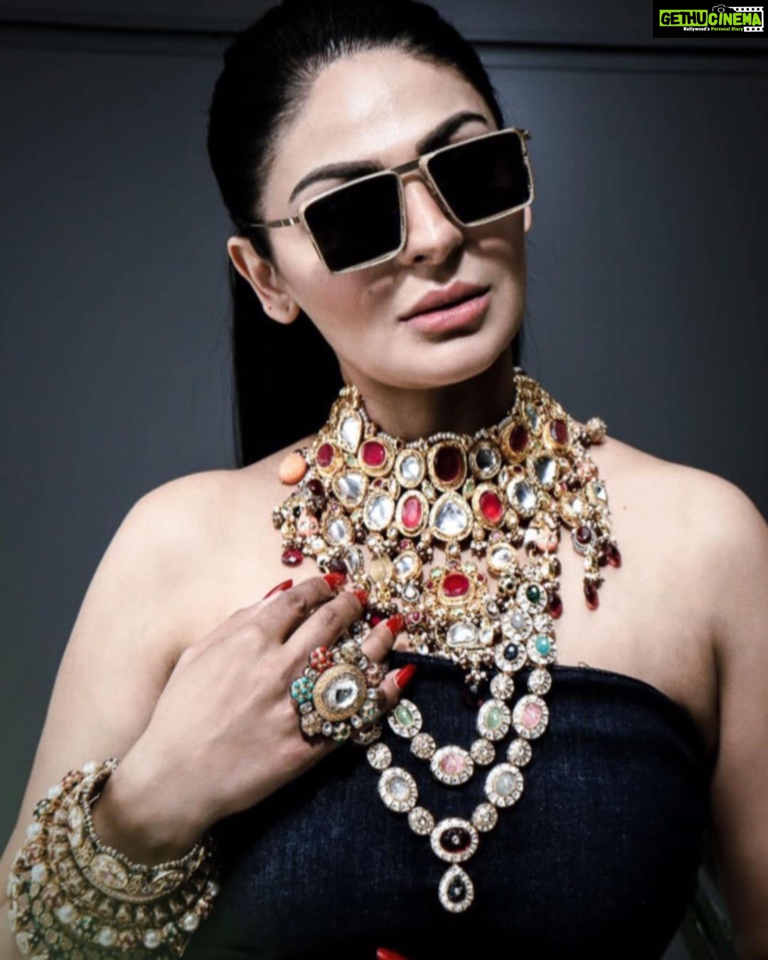Neeru Bajwa Instagram - @avrandhawa @bluerubyartistry @herfashionvault #loubiton #gucci