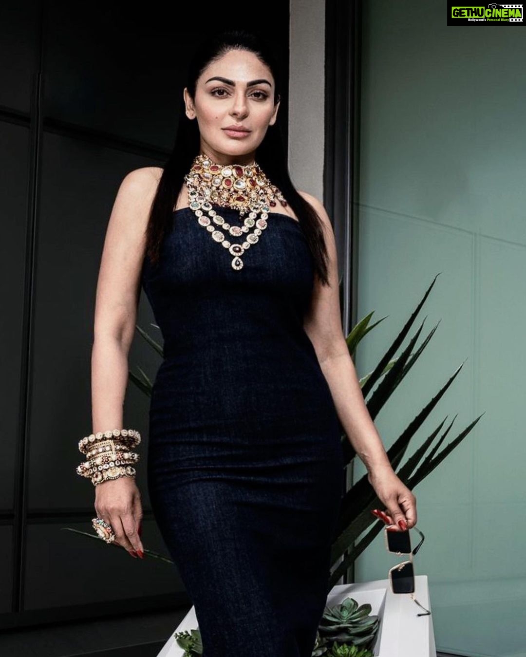 Neeru Bajwa Instagram - @avrandhawa @bluerubyartistry @herfashionvault #loubiton #gucci