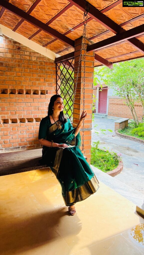 Neetha Ashok Instagram - Close to nature and peace feeling 💚 Special appearance by @siya_a_nayak ❤️😍😍 Beautiful saree by @hithaboutique Blouse by @rishi_designs11