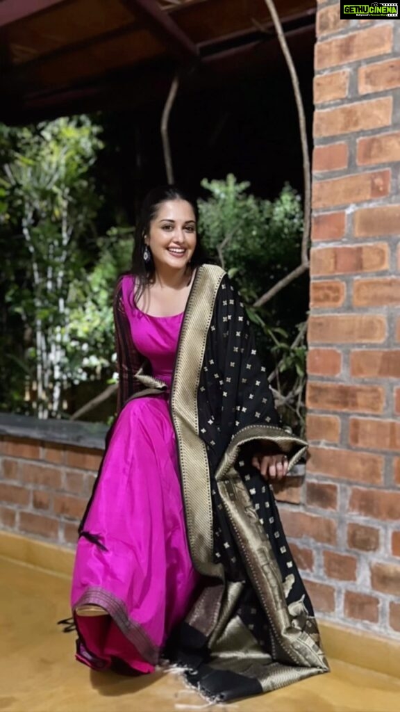 Neetha Ashok Instagram - Seize the day; To put aside all differences, all fears, all worries, and just go for it. 🤙 Fabric: Granny’s saree ❤️ Stitched by @arulaa_by_rashmianooprao (finally wearing it after 4 years) Dhupatta by @rishi_designs11 @hvpallavigowda Pc ❤️❤️❤️