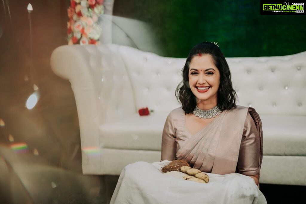 Neetha Ashok Instagram - Every smile makes you a day younger 😁 Beautifully captured by @pixel_stream Accessories by @beadedtreasuresjewelry Blouse by @rishi_designs11 Mua @shefali_ballal
