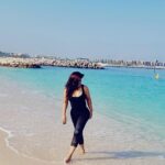 Neetu Chandra Instagram – “Finding peace and balance on the beautiful Jumeirah beach while practicing yoga with @gemsofyogauae ❤️

#Biharschoolofyoga back to my roots🧘‍♀️ Jumeirah Beach, Dubai
