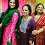 Neetu Chandra Instagram – Last evening in #patna for a family function 🙏❤️😊
#family 
#chacha #chachi
#bua #phuphaji
#bhabhiji #bhaiya
#familyphoto 
#familyfirst 
#Bihar 🙏❤️ Patna, India