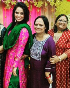 Neetu Chandra Instagram - Last evening in #patna for a family function 🙏❤️😊
#family 
#chacha #chachi
#bua #phuphaji
#bhabhiji #bhaiya
#familyphoto 
#familyfirst 
#Bihar 🙏❤️