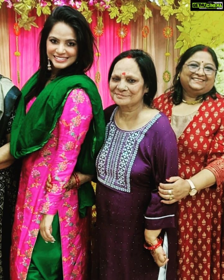 Neetu Chandra Instagram - Last evening in #patna for a family function 🙏❤️😊 #family #chacha #chachi #bua #phuphaji #bhabhiji #bhaiya #familyphoto #familyfirst #Bihar 🙏❤️ Patna, India