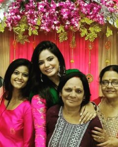 Neetu Chandra Instagram - Last evening in #patna for a family function 🙏❤️😊
#family 
#chacha #chachi
#bua #phuphaji
#bhabhiji #bhaiya
#familyphoto 
#familyfirst 
#Bihar 🙏❤️