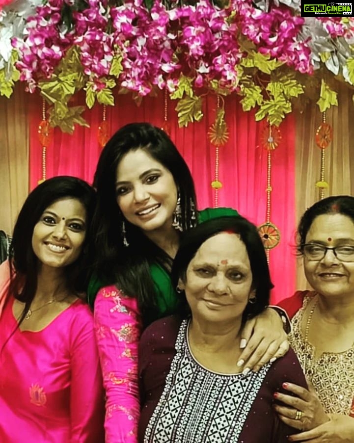 Neetu Chandra Instagram - Last evening in #patna for a family function 🙏❤️😊 #family #chacha #chachi #bua #phuphaji #bhabhiji #bhaiya #familyphoto #familyfirst #Bihar 🙏❤️ Patna, India