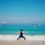 Neetu Chandra Instagram – “Finding peace and balance on the beautiful Jumeirah beach while practicing yoga with @gemsofyogauae ❤️

#Biharschoolofyoga back to my roots🧘‍♀️ Jumeirah Beach, Dubai