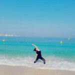 Neetu Chandra Instagram – “Finding peace and balance on the beautiful Jumeirah beach while practicing yoga with @gemsofyogauae ❤️

#Biharschoolofyoga back to my roots🧘‍♀️ Jumeirah Beach, Dubai
