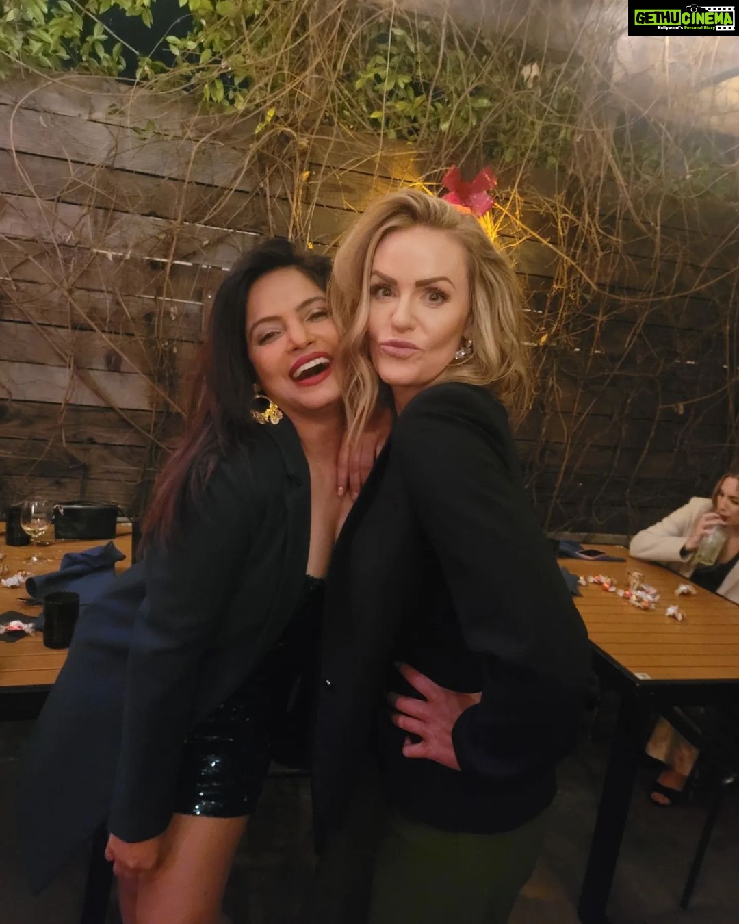 Neetu Chandra Instagram - When lovely friends of my dearest darling friends @amohin @scholzy6 meet, this is what happens! Only fun n laughter n care n spreading Love n respect for each other!! @gdotcarter @m_k_h_gingerlove #camarron ❤️ Alta Resturant