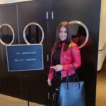 Neetu Chandra Instagram - Special screening for #thewomanking with the member of the Motion Pictures Entertainment and The President of Branded Pictures Entertainment @jtodd_branded at @neuehouse in #losangeles We, the WOMAN of this world are warriors in everyway and we fight for our Pride and dignity. Thank you @perceptionprllc for hosting such an awesome event 😊💛 What an extraordinary movie! I wish it gets all the Awards! Amen ✌️ @violadavis Take a bow Mam and the entire team 🙏🙏🙏♥️ @thuso.mbedu @lashanalynch @sheilaatim