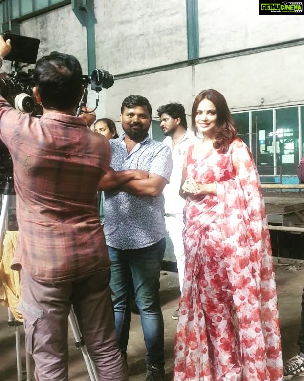 Neetu Chandra Instagram - Shooting for my next #Tamil film 🙏❤️ Happy Sunday everyone 😀 #chennai #tamilnadu #india 🙏❤️