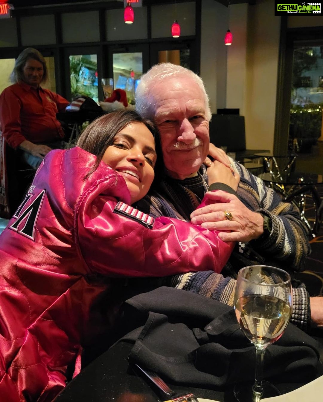Neetu Chandra Instagram - Spent my evening at #lasvegas with these lovely people, good food, and music. I find Solace in elders♥️♥️ #lasvegasbaby #music #goodfood #elders #travel #love #happiness #what_happens_in_vegas_happens_only_in_vegas