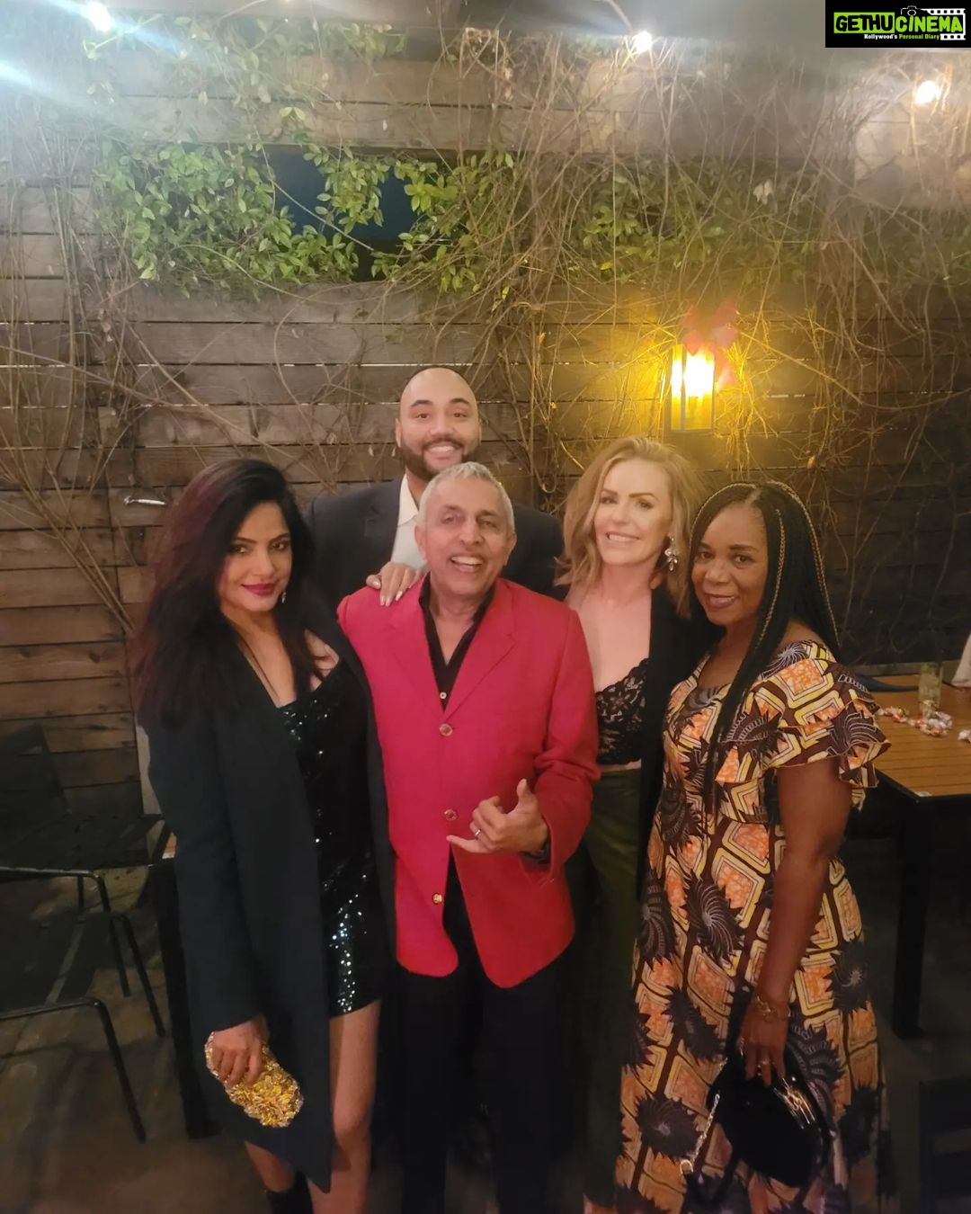 Neetu Chandra Instagram - When lovely friends of my dearest darling friends @amohin @scholzy6 meet, this is what happens! Only fun n laughter n care n spreading Love n respect for each other!! @gdotcarter @m_k_h_gingerlove #camarron ❤️ Alta Resturant