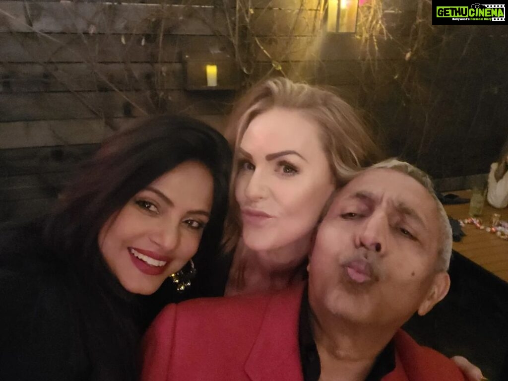 Neetu Chandra Instagram - When lovely friends of my dearest darling friends @amohin @scholzy6 meet, this is what happens! Only fun n laughter n care n spreading Love n respect for each other!! @gdotcarter @m_k_h_gingerlove #camarron ❤️ Alta Resturant
