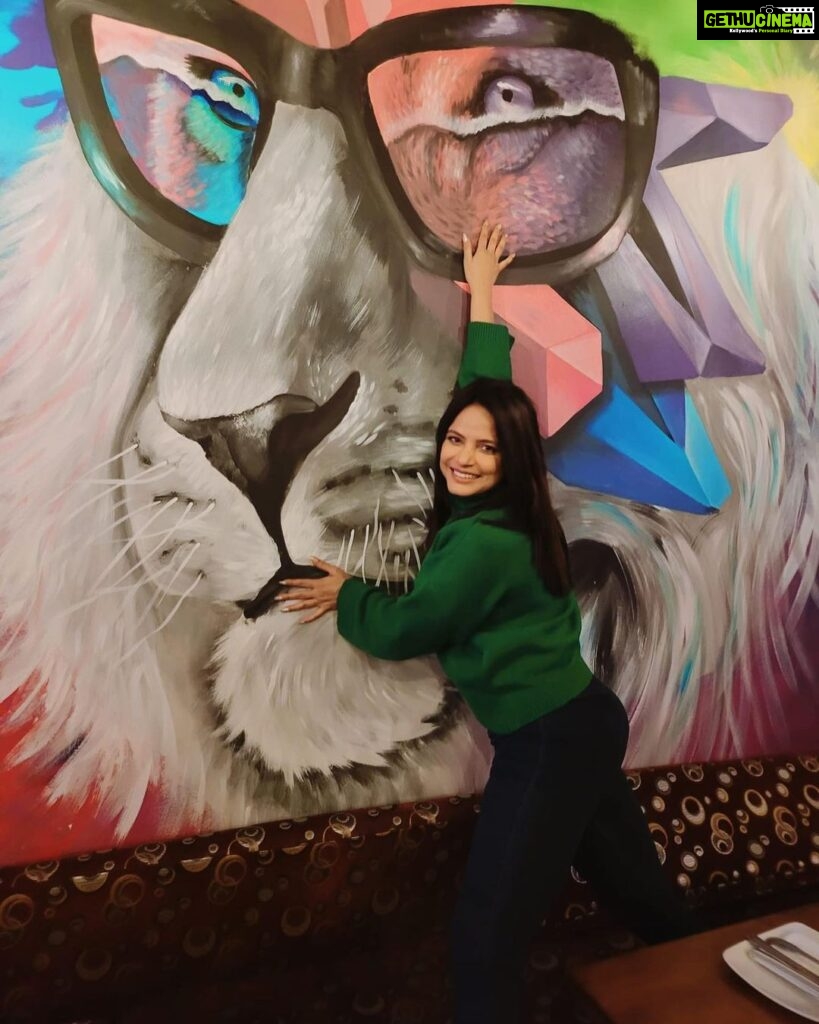 Neetu Chandra Instagram - Tedha hai, Par mera hai❤️ . . The lion in #Mine #roots Indian Bistro #losangeles ❤️ Roots Bistro