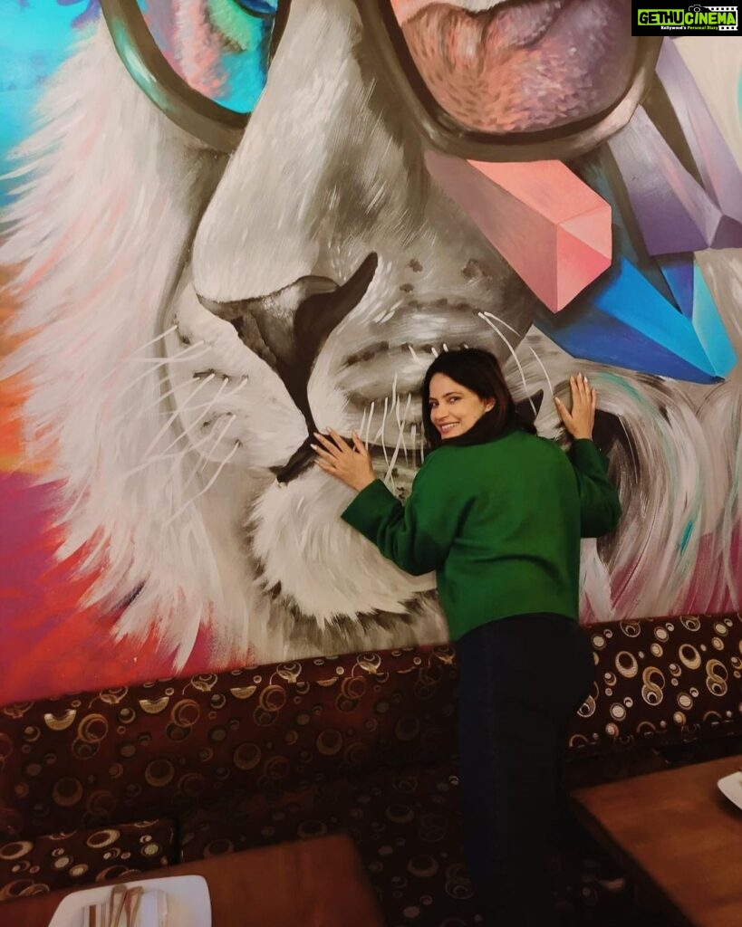 Neetu Chandra Instagram - Tedha hai, Par mera hai❤️ . . The lion in #Mine #roots Indian Bistro #losangeles ❤️ Roots Bistro