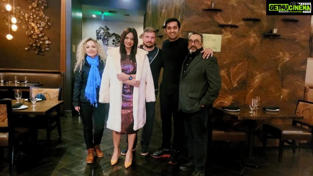 Neetu Chandra Instagram - Last night with the Team of India s Oscar nominated movie #showchelloshow #LastFilmShow So proud to see the little #bhavinrabari doing so well! #DheerMomanya the producer.. Thanks for making India proud and Great luck to all of us.. Spice Affair Beverly Hills Puneet Chandak Missed you again so meet me soon before I leave 🤗 the sweetest photo boombberr Anil Mohin and cutest friend of mine John Scholz Thank you for hosting me with so much love and warmth ❤️❤️🙏