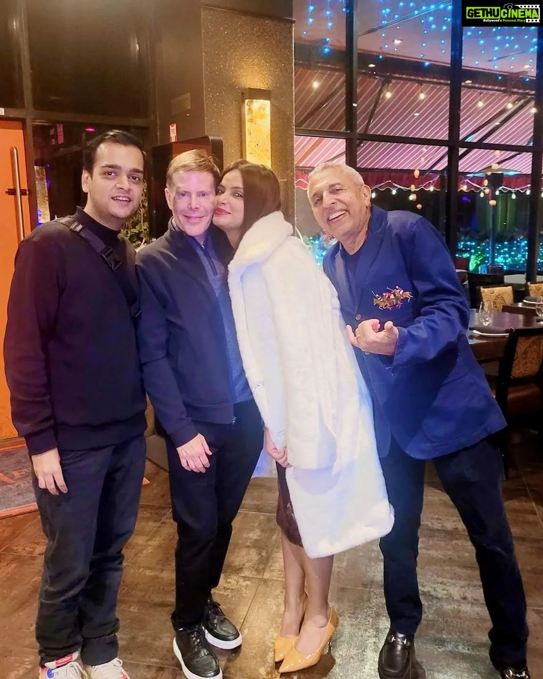 Neetu Chandra Instagram - Last night with the Team of India s Oscar nominated movie #showchelloshow #LastFilmShow So proud to see the little #bhavinrabari doing so well! #DheerMomanya the producer.. Thanks for making India proud and Great luck to all of us.. Spice Affair Beverly Hills Puneet Chandak Missed you again so meet me soon before I leave 🤗 the sweetest photo boombberr Anil Mohin and cutest friend of mine John Scholz Thank you for hosting me with so much love and warmth ❤️❤️🙏