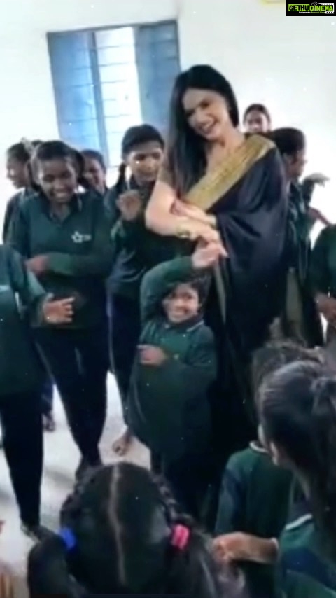 Neetu Chandra Instagram - A very Happy Children’s Day to everyone. I am fortunate to have had the opportunity to interact with these young children! I gained a new hope for the future because of the joy, enthusiasm, and happiness in their eyes. #childrensday #cute #innocence #nituchandrasrivastava