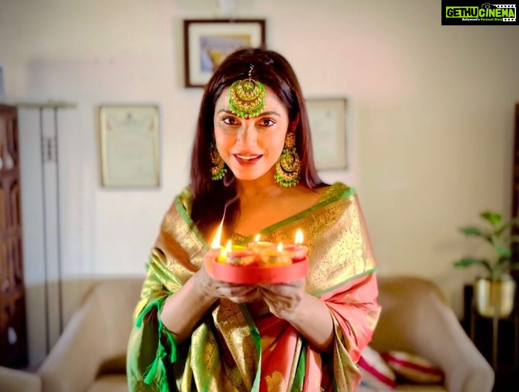 Neetu Chandra Instagram - May the diyas light up your lives and wade away all your problems. May the troubles burn just like firecrackers. May there be growth, health and prosperity. Happy Diwali. #diwali #nituchandrasrivastava #diwali2022