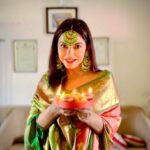 Neetu Chandra Instagram – May the diyas light up your lives and wade away all your problems. May the troubles burn just like firecrackers. May there be growth, health and prosperity. Happy Diwali.
#diwali #nituchandrasrivastava #diwali2022