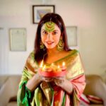 Neetu Chandra Instagram - May the diyas light up your lives and wade away all your problems. May the troubles burn just like firecrackers. May there be growth, health and prosperity. Happy Diwali. #diwali #nituchandrasrivastava #diwali2022