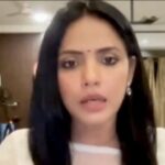 Neetu Chandra Instagram – “Mental health ko aise dekha jaata hai ki paagal hai psycho hai, agar aap Keh den ki therapist ke paas chale jayen to people say ki paagal hai,” said @nituchandrasrivastava in a very important conversation with me. This World Mental Health Day this is a very important discussion to have.

#ConnectDilSe 
#StayConnected 
@connectfmcanada