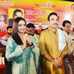 Neetu Chandra Instagram - Last evening at #juhubeach for #chhathpooja Thank you @sanjaynirupam ji @pradeep.sinha ji for inviting me. It was so wonderful meeting our own @pankajtripathi Bhaiya 🙏😊Met our favorite super talented singer #chandantiwari and beautiful singer @priyamallickofficial ❤️😊 #bihar and we #biharigirls together ❤️ We rock together ❤️ Chhathi Maiya aap sabki manokamna puuri kare 🙌🙌🙌 #jaichhathimaiya🙏