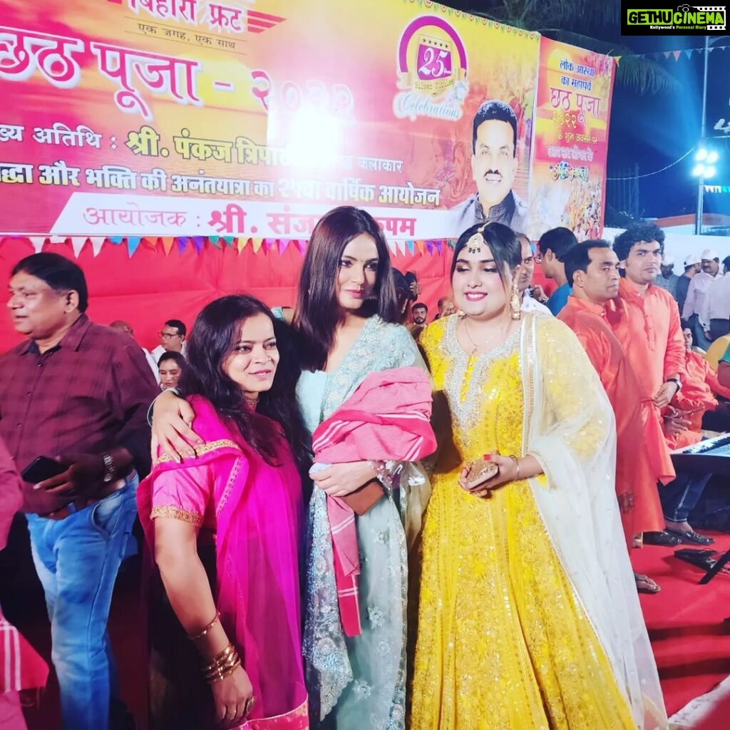 Neetu Chandra Instagram - Last evening at #juhubeach for #chhathpooja Thank you @sanjaynirupam ji @pradeep.sinha ji for inviting me. It was so wonderful meeting our own @pankajtripathi Bhaiya 🙏😊Met our favorite super talented singer #chandantiwari and beautiful singer @priyamallickofficial ❤️😊 #bihar and we #biharigirls together ❤️ We rock together ❤️ Chhathi Maiya aap sabki manokamna puuri kare 🙌🙌🙌 #jaichhathimaiya🙏