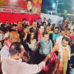 Neetu Chandra Instagram - Last evening at #juhubeach for #chhathpooja Thank you @sanjaynirupam ji @pradeep.sinha ji for inviting me. It was so wonderful meeting our own @pankajtripathi Bhaiya 🙏😊Met our favorite super talented singer #chandantiwari and beautiful singer @priyamallickofficial ❤️😊 #bihar and we #biharigirls together ❤️ We rock together ❤️ Chhathi Maiya aap sabki manokamna puuri kare 🙌🙌🙌 #jaichhathimaiya🙏
