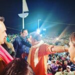 Neetu Chandra Instagram - Last evening at #juhubeach for #chhathpooja Thank you @sanjaynirupam ji @pradeep.sinha ji for inviting me. It was so wonderful meeting our own @pankajtripathi Bhaiya 🙏😊Met our favorite super talented singer #chandantiwari and beautiful singer @priyamallickofficial ❤️😊 #bihar and we #biharigirls together ❤️ We rock together ❤️ Chhathi Maiya aap sabki manokamna puuri kare 🙌🙌🙌 #jaichhathimaiya🙏